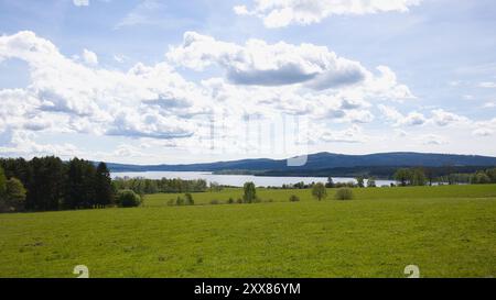 Paysage au réservoir de Lipno en République tchèque. Banque D'Images