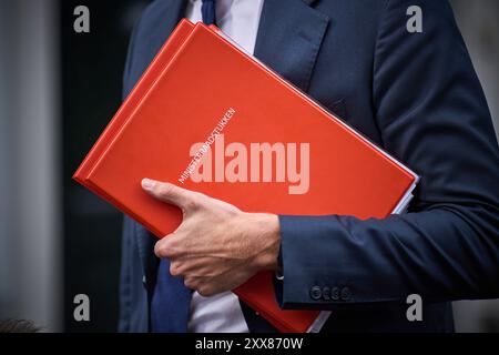 LA HAYE - 23/08/2024, Vincent Karremans, Secrétaire d'Etat à la Jeunesse, à la prévention et aux Sports, arrive au Catshuis pour le Conseil des Ministres. Normalement, ces réunions ont lieu au ministère des Affaires générales au Binnenhof, mais en raison de sa rénovation, l'équipe ministérielle se dirige vers la résidence officielle du premier ministre. ANP PHIL NIJHUIS pays-bas Out - belgique Out Banque D'Images