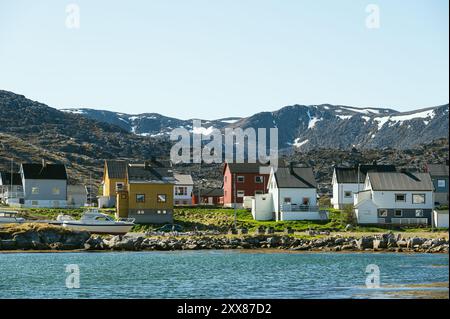 Vue sur le village de pêcheurs de Giesvaer et ses environs, île de Mageroya, Norvège Banque D'Images