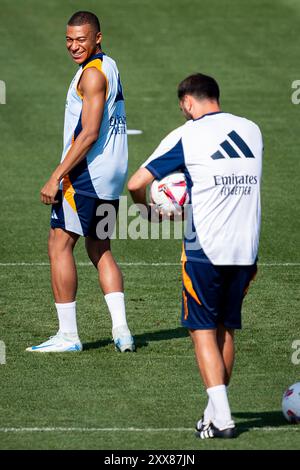 Valdebebas, Madrid, Espagne. 23 août 2024. Kylian Mbappe a été vu souriant lors de la séance d'entraînement et de la conférence de presse du Real Madrid avant leur match de football la Liga EA Sports contre le Real Valladolid CF à Ciudad Real Madrid le 23 août 2024 à Valdebebas, Espagne. (Crédit image : © Alberto Gardin/ZUMA Press Wire) USAGE ÉDITORIAL SEULEMENT! Non destiné à UN USAGE commercial ! Banque D'Images