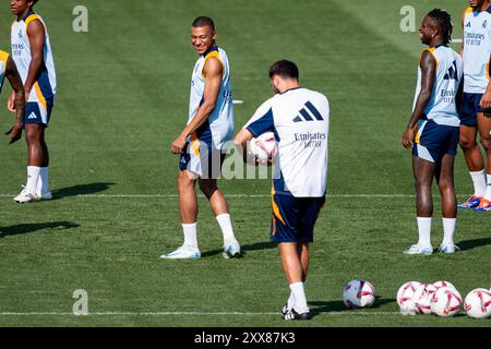 Valdebebas, Madrid, Espagne. 23 août 2024. Kylian Mbappe a été vu souriant lors de la séance d'entraînement et de la conférence de presse du Real Madrid avant leur match de football la Liga EA Sports contre le Real Valladolid CF à Ciudad Real Madrid le 23 août 2024 à Valdebebas, Espagne. (Crédit image : © Alberto Gardin/ZUMA Press Wire) USAGE ÉDITORIAL SEULEMENT! Non destiné à UN USAGE commercial ! Banque D'Images