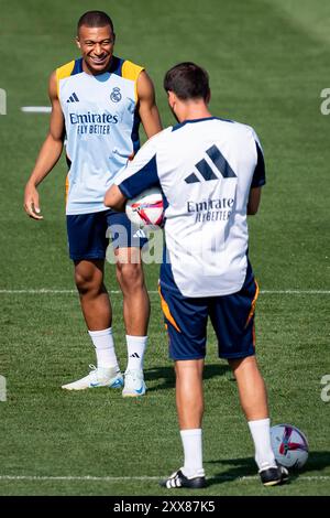 Valdebebas, Madrid, Espagne. 23 août 2024. Kylian Mbappe a été vu souriant lors de la séance d'entraînement et de la conférence de presse du Real Madrid avant leur match de football la Liga EA Sports contre le Real Valladolid CF à Ciudad Real Madrid le 23 août 2024 à Valdebebas, Espagne. (Crédit image : © Alberto Gardin/ZUMA Press Wire) USAGE ÉDITORIAL SEULEMENT! Non destiné à UN USAGE commercial ! Banque D'Images