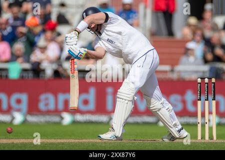 Jamie Smith #39 de l'Angleterre battant lors du 1er Rothesay test match entre l'Angleterre et le Sri Lanka à Emirates Old Trafford, Manchester le vendredi 23 août 2024. (Photo : Mike Morese | mi News) crédit : MI News & Sport /Alamy Live News Banque D'Images