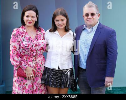 (G-d) Meredith Salenger, Alice Oswalt et Patton Oswalt lors de LA première de The Hulu's ONLY MURDERS IN THE BUILDING Season 4 aux Paramount Studios de Los Angeles, CA, le jeudi 22 août 2024. (Photo de Sthanlee B. Mirador/Sipa USA) Banque D'Images