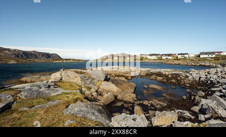 Vue sur le village de pêcheurs de Giesvaer et ses environs, île de Mageroya, Norvège Banque D'Images