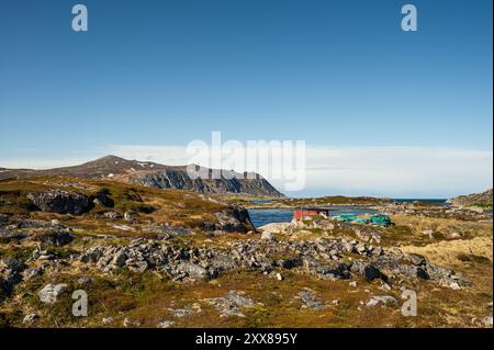 Vue sur le village de pêcheurs de Giesvaer et ses environs, île de Mageroya, Norvège Banque D'Images