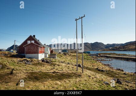 Vue sur le village de pêcheurs de Giesvaer et ses environs, île de Mageroya, Norvège Banque D'Images