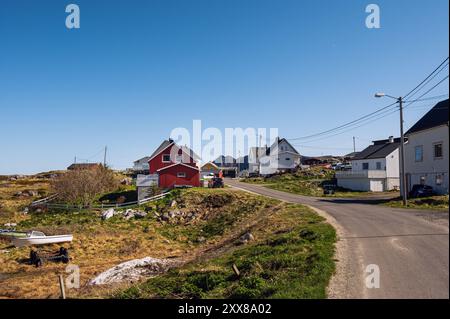 Vue sur le village de pêcheurs de Giesvaer et ses environs, île de Mageroya, Norvège Banque D'Images