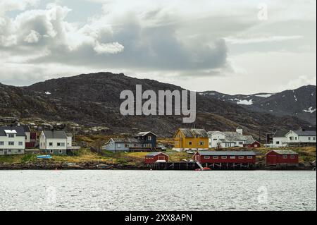 Vue sur le village de pêcheurs de Giesvaer et ses environs, île de Mageroya, Norvège Banque D'Images