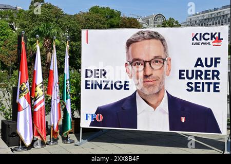 Vienne, Autriche. 23 août 2024. Le FPÖ (Parti de la liberté d'Autriche) présente la 1ère vague d'affiches pour les élections du Conseil national de 2024 à Vienne. Slogan de l'affiche : le seul de votre côté. Crédit : Franz PERC/Alamy Live News Banque D'Images