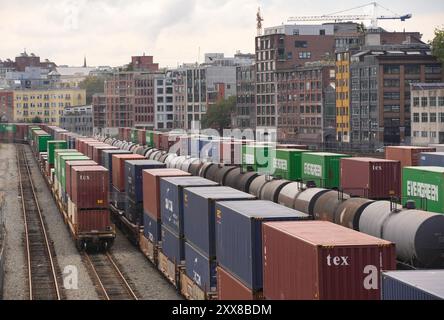 Vancouver, Canada. 22 août 2024. Les trains restent inactifs sur les voies du chemin de fer canadien Pacifique (CP) le long de la gare de triage de la gare riveraine au centre-ville de Vancouver, Colombie-Britannique, Canada, le 22 août 2024. Les trains à travers le Canada ont été interrompus jeudi en raison de la grève de 9 300 travailleurs des deux principales compagnies ferroviaires du pays, le chemin de fer canadien National (CN Rail) et le canadien Pacifique Kansas City (CPKC). Crédit : Liang Sen/Xinhua/Alamy Live News Banque D'Images