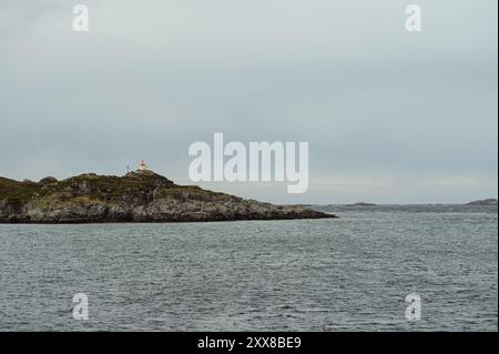 Vue sur le village de pêcheurs de Giesvaer et ses environs, île de Mageroya, Norvège Banque D'Images