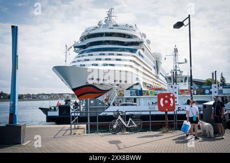 19.08.2024, Ostseebad Warnemünde. Die AIDAmar ist ein Kreuzfahrtschiff der britisch-amerikanischen Carnival Corporation & plc. SIE wurde als drittes Schiff der modifizierten Sphinx-Klasse auf der Meyer-Werft in Papenburg gebaut und ist seit Auslieferung im mai 2012 für die speziell auf den deutschen Markt ausgerichtete Konzernmarke AIDA Cruises im Einsatz *** 19 08 2024,Ostseebad Warnemünde L'AIDAmar est un navire de croisière de la British-American Carnival Corporation plc il a été construit comme troisième classe Swift et a été modifié pour le navire de la classe Senburg Banque D'Images