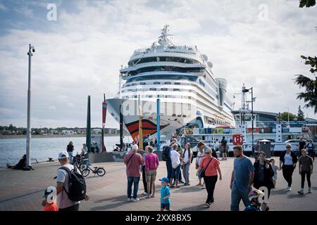 19.08.2024, Ostseebad Warnemünde. Die AIDAmar ist ein Kreuzfahrtschiff der britisch-amerikanischen Carnival Corporation & plc. SIE wurde als drittes Schiff der modifizierten Sphinx-Klasse auf der Meyer-Werft in Papenburg gebaut und ist seit Auslieferung im mai 2012 für die speziell auf den deutschen Markt ausgerichtete Konzernmarke AIDA Cruises im Einsatz *** 19 08 2024,Ostseebad Warnemünde L'AIDAmar est un navire de croisière de la British-American Carnival Corporation plc il a été construit comme troisième classe Swift et a été modifié pour le navire de la classe Senburg Banque D'Images