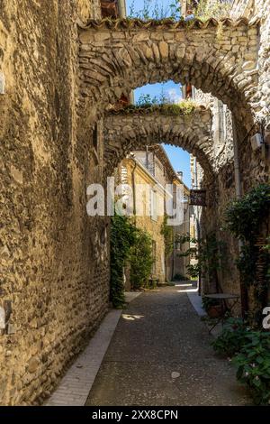 France, Drôme, Drôme provençale, Châtillon-en-Diois, labellisé les plus Beaux villages de France, à Châtillon les rues étroites du vieux centre sont appelées 'violettes' (origine provençale, dérivée du latin via) Banque D'Images