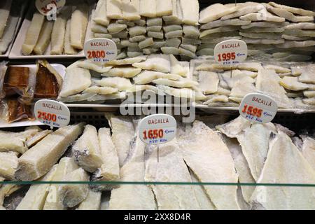 Différents types de morue congelée (bacalla en catalan) au marché Mercat de Sant Antoni à Barcelone, Espagne. Banque D'Images