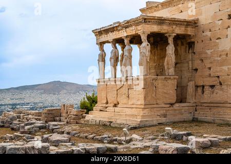 Grèce, Athènes, ascension de l'acropole, avec vue sur la ville, Théâtre de Dionysos, l'ancien temple d'Athéna et le Parthénon en travaux Banque D'Images