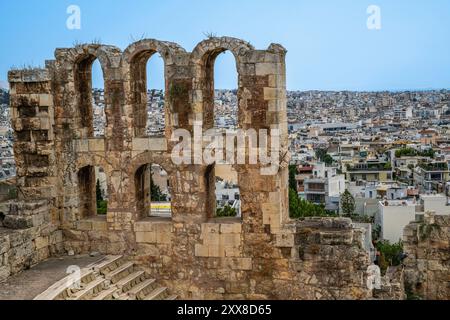 Grèce, Athènes, ascension de l'acropole, avec vue sur la ville, Théâtre de Dionysos, l'ancien temple d'Athéna et le Parthénon en travaux Banque D'Images