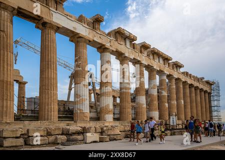 Grèce, Athènes, ascension de l'acropole, avec vue sur la ville, Théâtre de Dionysos, l'ancien temple d'Athéna et le Parthénon en travaux Banque D'Images