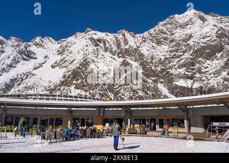 France, Hautes-Pyrénées, Piau-Engaly, station de sports d'hiver pyrénéenne située sur la commune d'Aragnouet, commerces au pied des pistes Banque D'Images