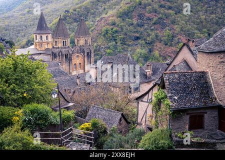 France, Aveyron, Conques, labellisé les plus Beaux villages de France, maisons médiévales avec toits en schiste et église abbatiale Sainte-MarieFoy du XIe siècle, classée au patrimoine mondial de l'UNESCO Banque D'Images