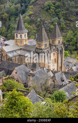 France, Aveyron, Conques, labellisé les plus Beaux villages de France, maisons médiévales avec toits en schiste et église abbatiale Sainte-MarieFoy du XIe siècle, classée au patrimoine mondial de l'UNESCO Banque D'Images