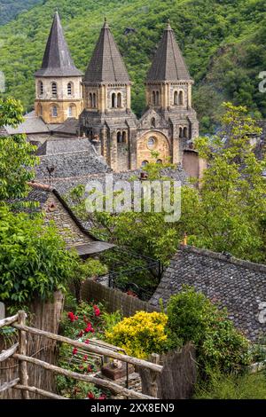 France, Aveyron, Conques, labellisé les plus Beaux villages de France, maisons médiévales avec toits en schiste et église abbatiale Sainte-MarieFoy du XIe siècle, classée au patrimoine mondial de l'UNESCO Banque D'Images