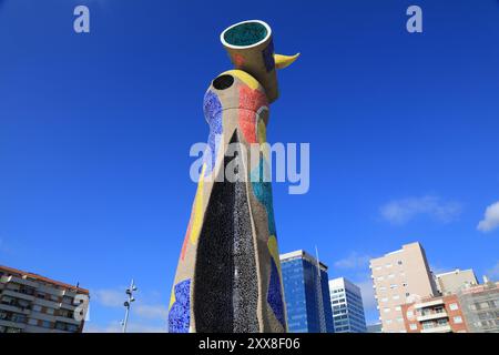 BARCELONE, ESPAGNE - 8 OCTOBRE 2021 : vue sur le parc public : Parc de Joan Miro à Barcelone. Le parc présente la célèbre sculpture de l'espace public Dona i Ocell By Banque D'Images