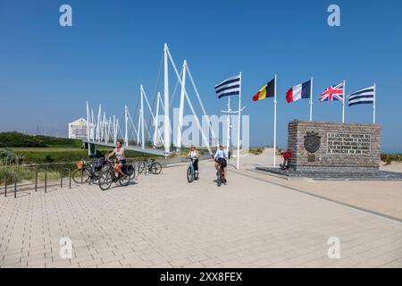 France, Nord, Dunkerque, Malo les bains, Grand large passerelle conçue par l'architecte Brigit de Kosmi (en arrière-plan le FRAC Nord-pas-de-Calais du cabinet d'architectes Lacaton et Vassal) Banque D'Images