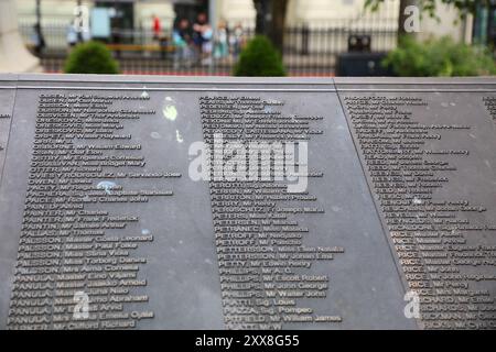 BELFAST, Royaume-Uni - 22 JUIN 2024 : Titanic Memorial Garden avec liste des victimes de la catastrophe du Titanic à Belfast. Banque D'Images