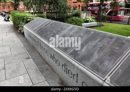 BELFAST, Royaume-Uni - 22 JUIN 2024 : Titanic Memorial Garden avec liste des victimes de la catastrophe du Titanic à Belfast. Banque D'Images