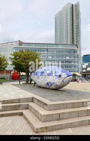 BELFAST, Royaume-Uni - 22 JUIN 2024 : la sculpture en céramique Big Fish dans l'espace public de Donegall Quay à Belfast, Irlande du Nord. Banque D'Images