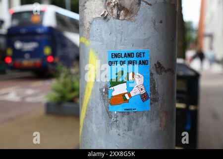 BELFAST, Royaume-Uni - 22 JUIN 2024 : l'Angleterre sort de l'Irlande l'indépendance, le nationalisme et le républicanisme autocollant du mouvement à Belfast. Banque D'Images