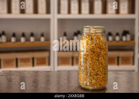 France, Savoie (74), Val d'Arly, Flumet, Cairn produits herboristes Banque D'Images