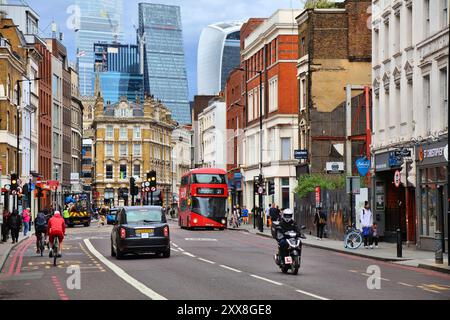 LONDRES, Royaume-Uni - 8 JUILLET 2024 : circulation sur Borough High Street un jour de pluie à Southwark, Londres, Royaume-Uni. Banque D'Images