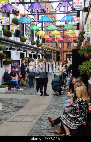 BELFAST, Royaume-Uni - 22 JUIN 2024 : les gens visitent le tribunal de commerce dans le quartier historique de la cathédrale à Belfast, en Irlande du Nord. Banque D'Images