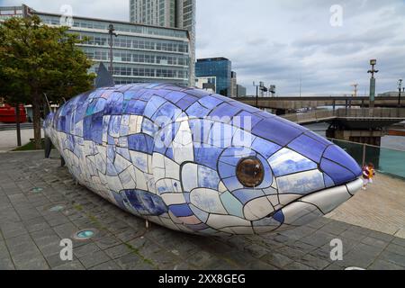 BELFAST, Royaume-Uni - 22 JUIN 2024 : la sculpture en céramique Big Fish dans l'espace public de Donegall Quay à Belfast, Irlande du Nord. Banque D'Images