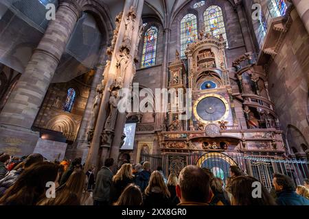 France, Bas-Rhin, Strasbourg, vieille ville classée au patrimoine mondial de l'UNESCO, la cathédrale notre-Dame, bras sud du transept, le pilier des Anges construit vers 1230 et l'horloge astronomique Banque D'Images