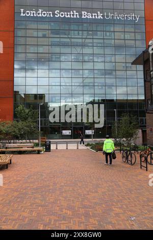 LONDRES, Royaume-Uni - 8 JUILLET 2024 : campus de la London South Bank University dans le quartier de Southwark. LSBU Keyworth Arts and Media Centre. Banque D'Images