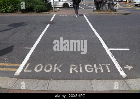 Dublin, Irlande panneaux piétons - regardez à droite et regardez à gauche. Avertissement de trafic. Banque D'Images