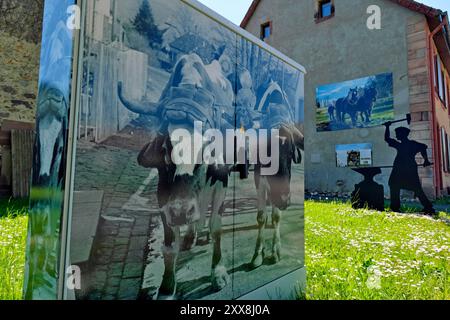 France, territoire de Belfort, Larivière lieu de mémoire, vie de campagne, forgeron, travail de sabotage, fresque d'une équipe de bœufs sur un coffret électrique Banque D'Images