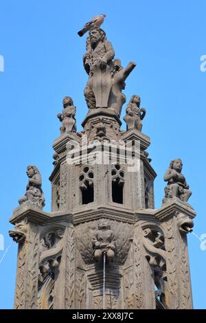 France, Puy de Dôme, Clermont Ferrand, place Olympe-de-Gouges, fontaine d'Amboise (XVIe siècle) en pierre Volvic et style gothique et Renaissance Banque D'Images