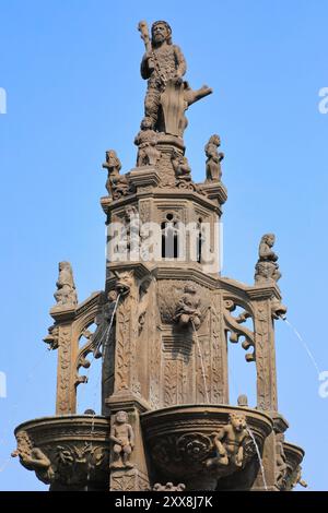 France, Puy de Dôme, Clermont Ferrand, place Olympe-de-Gouges, fontaine d'Amboise (XVIe siècle) en pierre Volvic et style gothique et Renaissance Banque D'Images