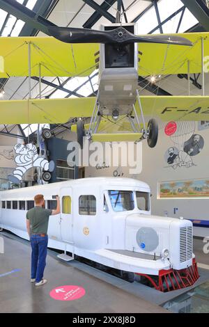 France, Puy de Dôme, Clermont Ferrand, L'aventure Michelin, entrée au musée avec un Micheline et un avion Breguet Banque D'Images