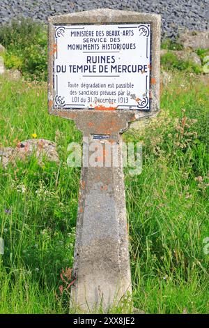 France, Puy de Dôme, massif Central, proche Clermont Ferrand, Orcines, classée au patrimoine mondial de l’UNESCO, la « Chaîne des Puys – faille de Limagne », sommet du Puy-de-Dôme, panneau indiquant les ruines du temple de Mercure construit par les Gallo-Romains au Ier siècle Banque D'Images