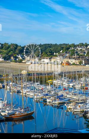 France, côtes d'Armor, Binic-Etables-sur-mer, étape sur le sentier de randonnée GR 34 ou chemin des douaniers, port de Binic Banque D'Images