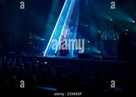 Oslo, Norvège. 18 août 2024. Le groupe folk rock norvégien Gate donne un concert à Operaen à Oslo. Ici, le chanteur Gunnhild Sundli est vu en direct sur scène. Banque D'Images