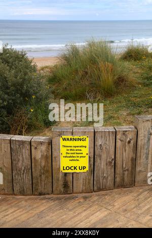 Panneau d'avertissement voleur sur Whiterocks Beach à Portrush, comté d'Antrim en Irlande du Nord. Banque D'Images