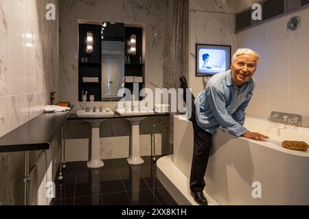 Suisse, canton de Vaud, Corsier sur Vevey, Musée du monde de Chaplin au Manoir de Ban, statue de cire de Chaplin dans sa salle de bain Banque D'Images