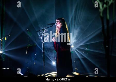Oslo, Norvège. 18 août 2024. Le groupe folk rock norvégien Gate donne un concert à Operaen à Oslo. Ici, le chanteur Gunnhild Sundli est vu en direct sur scène. Banque D'Images